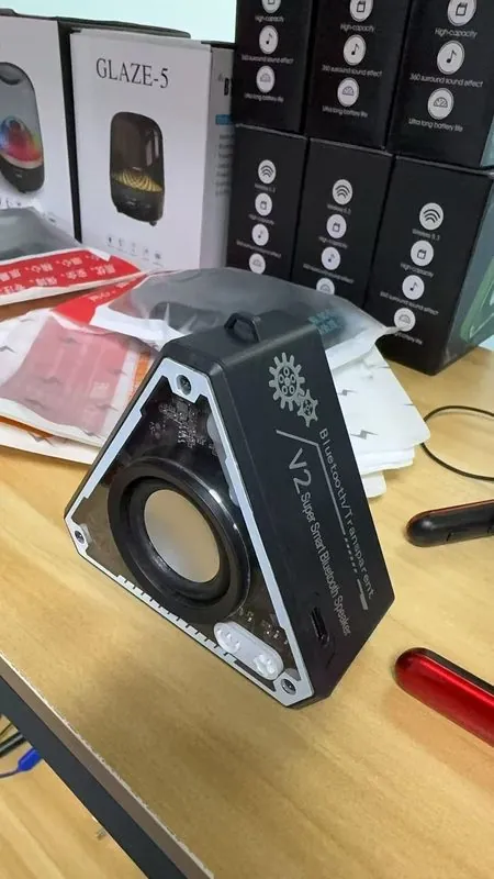 Speaker Segitiga Hitam