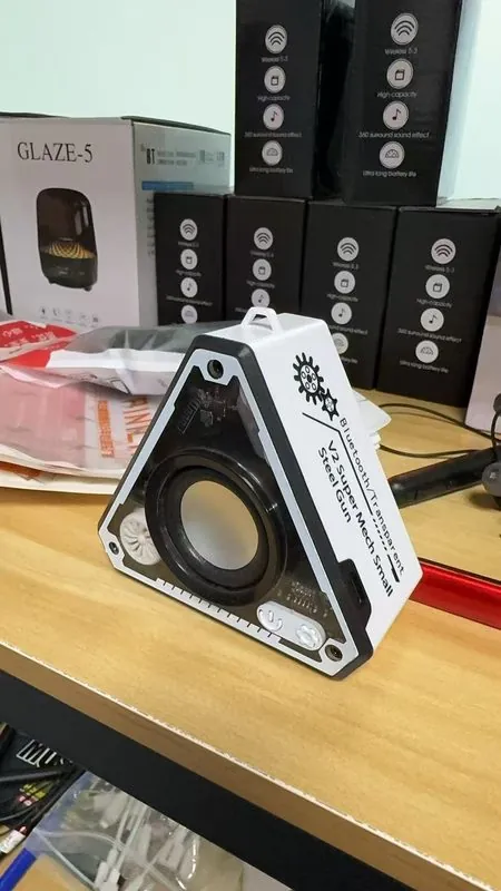 Speaker Segitiga Putih